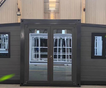 Double wing expansion house